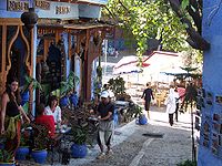 مقهى تقليدي بشفشاون، يعتمد الكثير من السكان على مداخيل السياحة