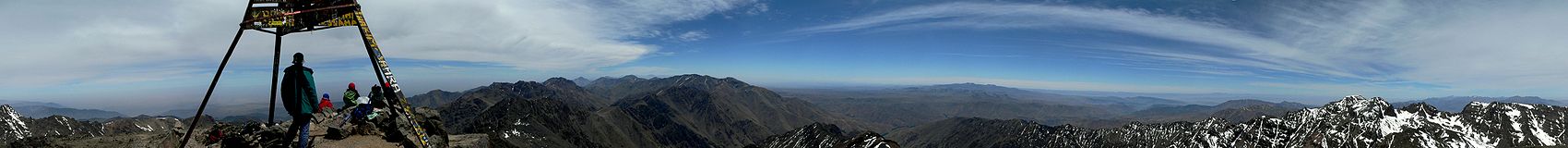 سلسلة جبال الأطلس الكبير التي تضم جبل توبقال، أعلى قمة في العالم العربي وثاني أعلى قمة في أفريقيا